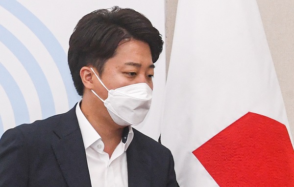 이준석 국민의힘 대표가 20일 서울 여의도 국회에서 열린 최고위원회의에서 비공개회의 현안 논의 문제를 놓고 배현진 최고위원과 논쟁을 벌인 뒤 회의장을 나서고 있다.(사진=연합뉴스)