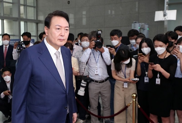 윤석열 대통령이 8일 오전 서울 용산 대통령실 청사로 출근하며 취재진의 질문에 답하고 있다 (사진=연합뉴스)