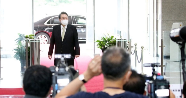 윤석열 대통령이 12일 오전 서울 용산 대통령실 청사로 출근하며 기자들과 거리를 두고 질의응답을 하고 있다. (사진=연합뉴스)