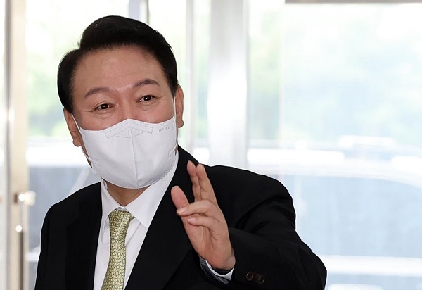 윤석열 대통령이 12일 오전 서울 용산 대통령실 청사로 출근하면서 출근길 약식 기자회견을 재개하는 모습 (사진=연합뉴스)