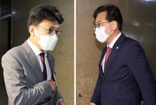 지난달 20일 국민의힘 송언석 원내수석부대표(오른쪽)와 더불어민주당 진성준 원내수석부대표가 20일 오후 국회 원구성협상을 위해 본관 운영위원장실로 들어가고 있