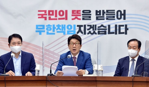 국민의힘 권성동 대표 직무대행 겸 원내대표(가운데)가 15일 오전 국회에서 열린 원내대책회의에서 발언하고 있다. (사진=연합뉴스)