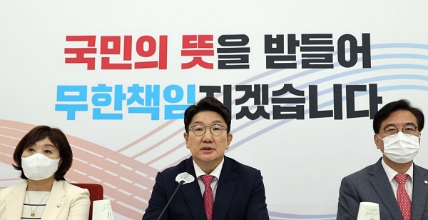 국민의힘 권성동 당대표 직무대행 겸 원내대표가 17일 서울 여의도 국회 원내대표실에서 열린 취임 100일 기자간담회에서 발언하고 있다(사진=연합뉴스)