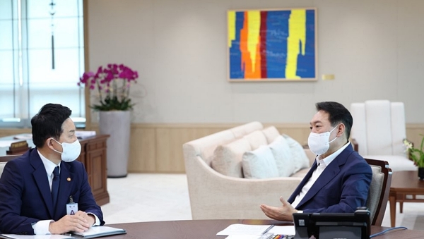 윤석열 대통령이 18일 오후 서울 용산 대통령실청사에서 원희룡 국토교통부 장관으로부터 부처 업무보고를 받고 있다 (사진=연합뉴스)