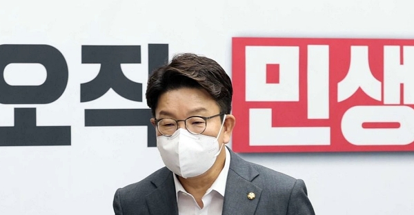 국민의힘 권성동 당대표 직무대행 겸 원내대표가 19일 오전 서울 여의도 국회에서 열린 원내대책회의에 참석하고 있다 (사진=연합뉴스)