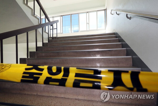 인하대 캠퍼스 건물 계단에 설치된 폴리스라인 (인천=연합뉴스)