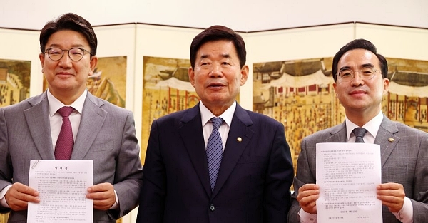 국민의힘 권성동 당대표 직무대행 겸 원내대표, 김진표 국회의장, 더불어민주당 박홍근 원내대표가 22일 오전 서울 여의도 국회의장실에서 김진표 국회의장 주재 열린 여야 원내대표 회동에서 원구성 합의문을 들고 기념촬영을 하고 있다. (사진=연합뉴스)