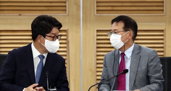 국민의힘 권성동 대표 직무대행 겸 원내대표와 윤두현 의원이 지난 14일 오후 국회 의원회관에서 열린 '통신요금 다양화와 소비자권익 증진' 긴급토론회에서 대화하고 있다. (사진=연합뉴스)