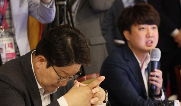 국민의힘 권성동 원내대표가 6일 서울 종로구 삼청동 총리공관에서 열린 윤석열 정부 첫 고위 당정 협의회에 참석해 이준석 대표의 발언을 듣고 있다. (사진=연합뉴스)