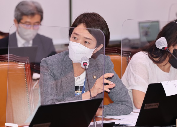 더불어민주당 고민정 의원이 1일 국회에서 열린 외교통일위원회 전체회의에서 질의하고 있다.(사진=연합뉴스)