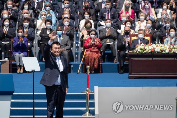윤석열 대통령이 5월 10일 오전 국회에서 열린 제20대 대통령 취임식에서 취임사를 마친 뒤 인사하고 있다.(연합뉴스) 