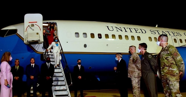 미국 권력서열 3위인 낸시 펠로시 하원의장이 3일 오후 경기 오산 미 공군기지에 도착해 필립 골드버그 주한미국 대사, 폴 라카메라 주한미군사령관의 영접을 받고 있다. (사진=주한미국대사관 트위터)