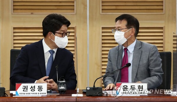 지난달 14일 국민의힘 권성동 원내대표와 윤두현 의원이 오후 국회 의원회관에서 열린 '통신요금 다양화와 소비자권익 증진' 긴급토론회에서 대화하고 있다. (사진=연합뉴스)