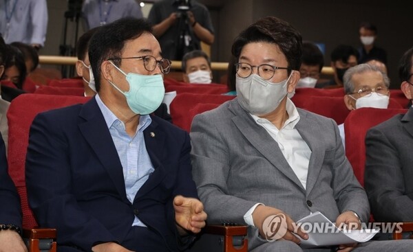 국회 과학기술정보방송통신위원회 국민의힘 박성준 의원(간사 내정자·왼쪽)과 권성동 의원. (사진=연합뉴스)