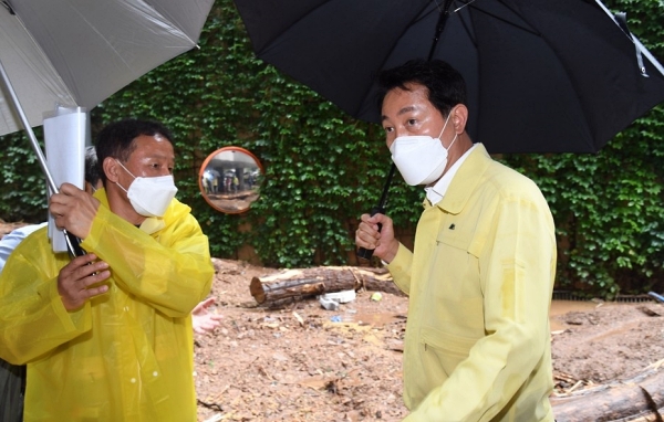 오세훈 서울시장이 9일 서울 구로구에서 전날 내린 폭우로 산사태가 발생한 현장을 점검하고 있다 (사진=연합뉴스)
