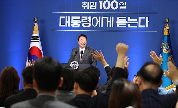 윤석열 대통령이 17일 서울 용산 대통령실 청사에서 열린 취임 100일 기자회견 '대통령에게 듣는다'에서 질문을 받고 있다(사진=대통령실 홈페이지)
