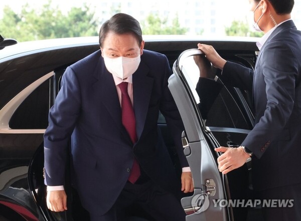 윤석열 대통령이 18일 서울 용산 대통령실로 출근하고 있다. (사진=연합뉴스)