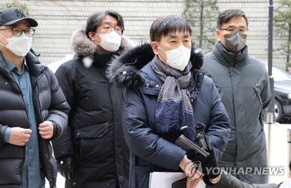 열린공감TV 관계자들이 지난 1월 19일 서울중앙지방법원에서 열린 '김건희 여사-이명수 서울의소리 기자 통화녹취록' 방영금지 가처분 신청 심문에 앞서 기자들의 질문에 답하고 있다. (사진=연합뉴스)
