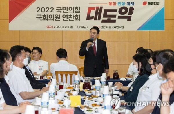 윤석열 대통령이 25일 충남 천안시 재능교육연수원에서 열린 '2022 국회의원 연찬회 만찬'에서 인사말을 하고 있다. (사진=연합뉴스)
