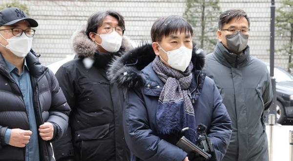 열린공감TV(현 '더탐사') 관계자들이 지난 1월 19일 서울중앙지방법원에서 열린 '김건희 여사-이명수 서울의소리 기자 통화녹취록' 방영금지 가처분 신청 심문에 앞서 기자들의 질문에 답하고 있다. (사진=연합뉴스)