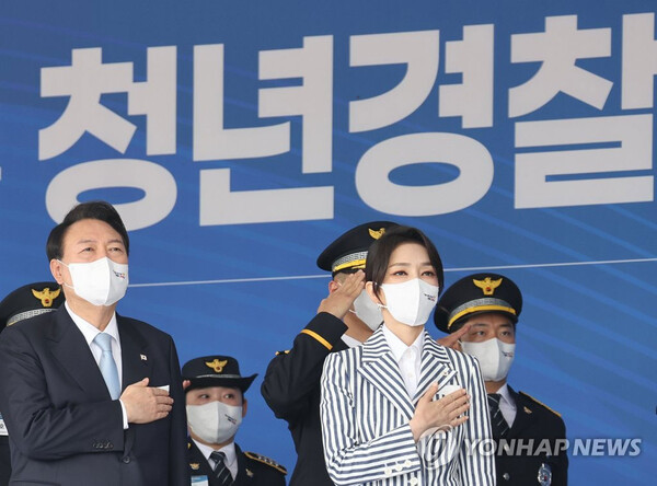 윤석열 대통령과 김건희 여사가 19일 충북 충주시 중앙경찰학교에서 열린 310기 졸업식에서 국기에 경례를 하고 있다. Ⓒ연합뉴스