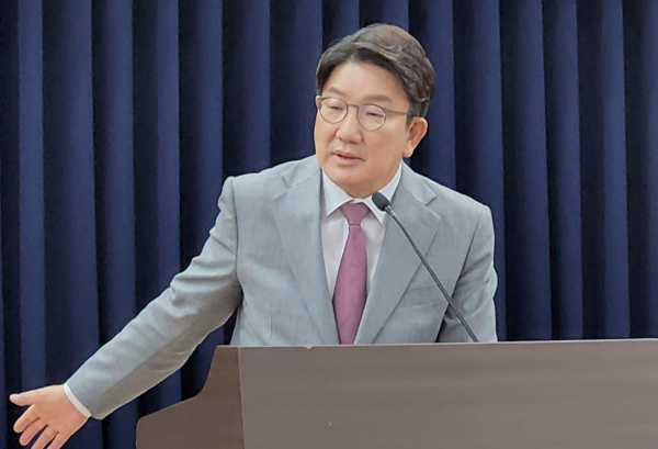 권성동 국민의힘 원내대표 겸 비대위원장 직무대행이 1일 국회 의원회관 제1소회의실에서 열린 'ICT 혁명시대 공영방송의 가치 재정립과 공적책무 이행방안' 토론회에서 축사하고 있다. (사진=미디어스)