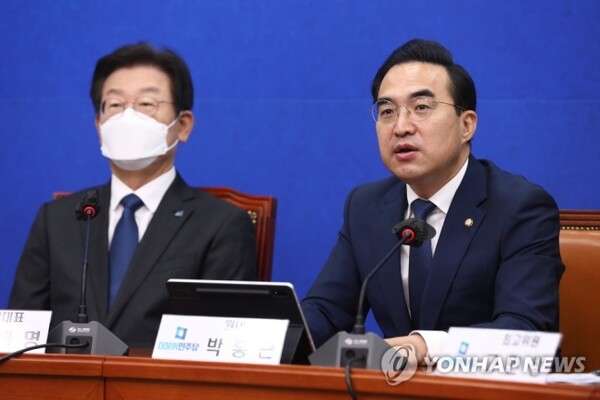 더불어민주당 박홍근 원내대표(오른쪽)가 5일 국회에서 열린 최고위원회의에서 발언하고 있다. 왼쪽은 이재명 민주당 대표. (사진=연합뉴스)