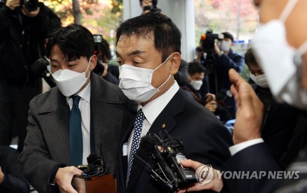 도이치모터스 주가조작 혐의를 받고 있는 도이치모터스 권오수 회장이 지난해 11월 16일 오전 서초구 서울중앙지방법원에서 열린 구속 전 피의자 심문(영장실질심사)에 출석하기 위해 법정으로 향하고 있다. (사진=연합뉴스)