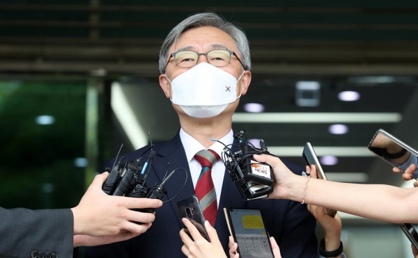 2021년 6월 당시 잠재적 대권주자로 거론되던 최재형 감사원장이 서울 종로구 감사원으로 출근하면서 감사원장 사퇴 등 거취 관련 입장을 밝히는 모습 (사진=연합뉴스)