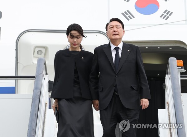 영국, 미국, 캐나다 순방에 나선 윤석열 대통령과 김건희 여사가 18일 오후 영국 런던 스탠스테드 국제공항에 도착, 공군 1호기에서 내리고 있다(연합뉴스) 