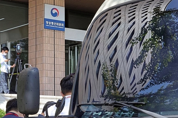 23일 검찰이 압수수색 중인 정부과천청사 방송통신위원회 건물 앞에 검찰 차량이 주차되어 있다.(사진=연합뉴스)