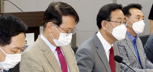 국민의힘 주호영 원내대표가 지난 23일 방송사업자 재허가·재승인 제도개선 정책토론회에서 축사를 하고 있다. 오른쪽부터 국민의힘 김석기 사무총장, 주호영 원내대표, 윤두현 의원, 김기현 의원. (사진=연합뉴스)