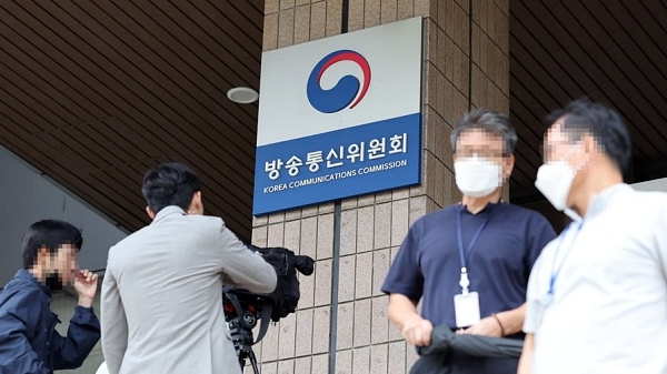 지난 23일 검찰이 압수수색 중인 정부과천청사 방송통신위원회(방통위) 건물에 직원들이 오가고 있다. (사진=연합뉴스)