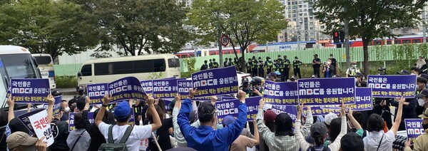 바른언론을위한범국민시민연대가 28일 MBC 본사 앞에서 집회를 하고 있다. (사진=미디어스)