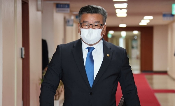 유병호 감사원 사무총장이 5일 정부서울청사에서 세종청사와 영상으로 연결해 열린 국무회의에 참석하는 모습. 이날 유 총장은 이관섭 대통령실 국정기획비서관에게 