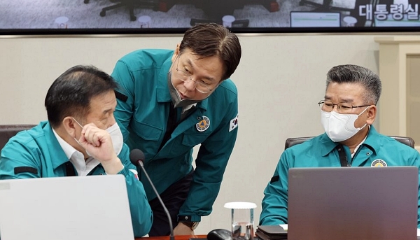 이관섭 대통령실 정책기획수석(가운데)이 지난 8월 22일 오전 서울 용산 대통령실 청사에서 열린 을지 국무회의에 참석해 이진복 정무수석(왼쪽), 유병호 감사원 사무총장 등과 대화하고 있다 (사진=연합뉴스)