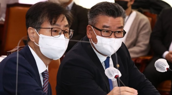 최재해 감사원장(왼쪽)과 유병호 감사원 사무총장이 11일 국회 법제사법위원회에서 열린 감사원에 대한 국정감사에 출석해 있다 (사진=연합뉴스, 국회사진기자단)