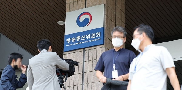 지난달 23일 검찰이 압수수색 중인 정부과천청사 방송통신위원회(방통위) 건물에 직원들이 오가고 있다. (사진=연합뉴스)