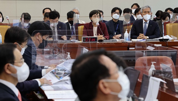 권태선 방송문화진흥회 이사장이 13일 오전 국회 과학기술정보방송통신위원회에서 열린 방송문화진흥회·한국방송광고진흥공사 등에 대한 국정감사에서 의원질의에 답변하고 있다.(사진=연합뉴스)