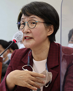 권태선 방송문화진흥회 이사장이 13일 오전 국회 과학기술정보방송통신위원회에서 열린 방송문화진흥회·한국방송광고진흥공사 등에 대한 국정감사에서 의원질의에 답하고 있다.(연합뉴스)