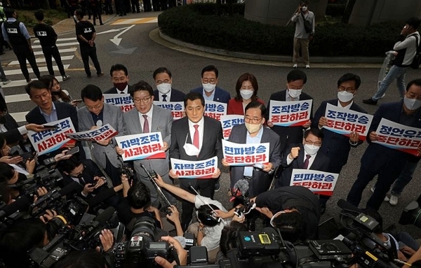 권성동 전 원내대표 등 국민의힘 의원들은 지난달 28일 윤석열 대통령 해외 순방 보도와 관련해 MBC 본사를 항의 방문했다 (사진=연합뉴스)