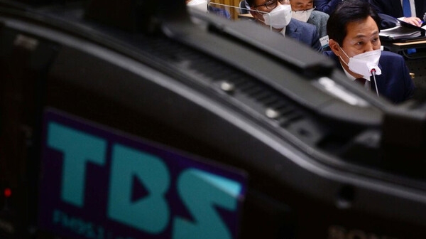 오세훈 서울시장이 12일 서울 중구 서울시청 대회의실에서 열린 국회 행정안전위원회의 서울시에 대한 국정감사에서 TBS와 관련된 의원들의 질의에 답변하고 있다. [국회사진기자단=연합뉴스]