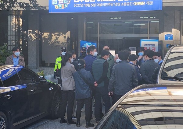 19일 서울 여의도 더불어민주당 당사 앞에서 민주연구원을 압수수색하려는 검찰과 민주당 의원·당직자들이 대치하고 있다. (미디어스)