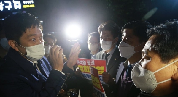 더불어민주당 의원들이 19일 서울 여의도 중앙당사 앞에서 민주연구원 압수수색에 나선 검찰 관계자들과 대치하고 있다 (사진=연합뉴스)