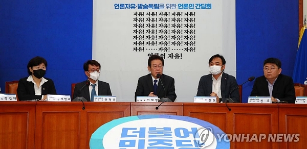 더불어민주당 이재명 대표가 13일 국회에서 열린 '언론자유 방송독립을 위한 언론인 간담회'에서 발언하고 있다 (사진=연합뉴스)