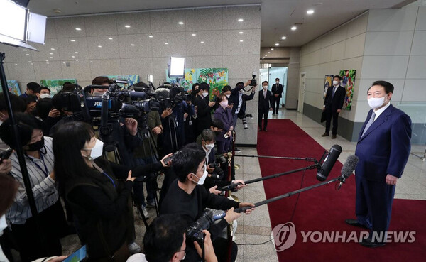 윤석열 대통령이 6일 오전 서울 용산 대통령실 청사로 출근, 취재진의 질문에 답하고 있다. [대통령실통신사진기자단=연합뉴스]