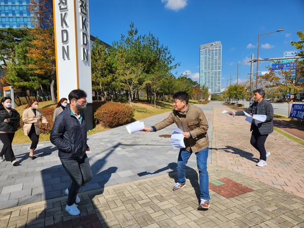 YTN지부가 24일 전남 나주 한전KDN본사 앞에서 'YTN지분 매각 반대' 선전전을 펼치고 있다.(사진=YTN지부)