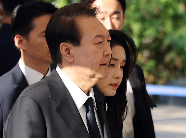 윤석열 대통령과 김건희 여사가 지난달 31일 오전 서울 중구 서울시청 광장에 설치된 이태원 사고 사망자 합동분향소를 찾아 조문을 위해 이동하고 있다.(사진=연합뉴스)