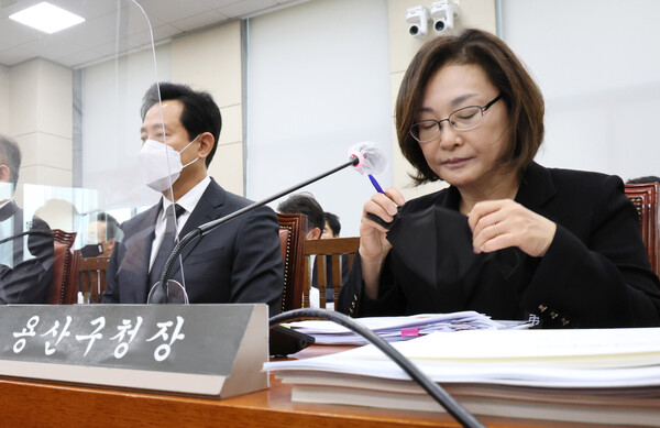 박희영 용산구청장이 7일 오후 국회에서 열린 행정안전위원회 전체회의에서 현안 질의에 답변한 뒤 마스크를 쓰고 있다.(사진=연합뉴스)