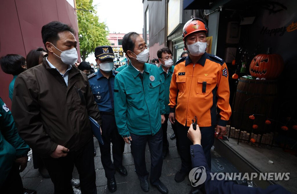 한덕수 국무총리가 10월 31일 오후 서울 용산구 이태원 압사 사고 현장을 둘러보고 있다. Ⓒ연합뉴스